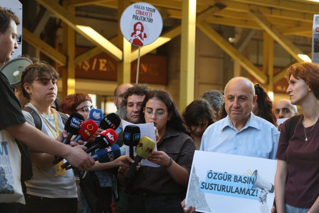 Rojnamegeran ji bo hempîşeyên xwe çalakî pêk anîn