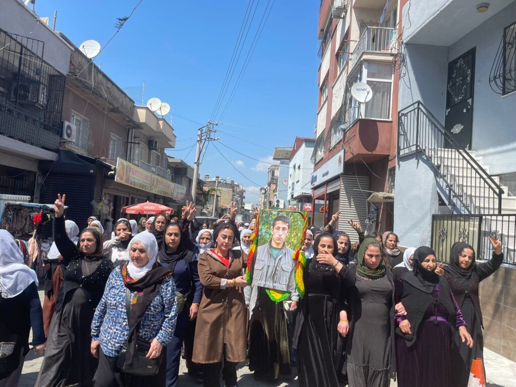 Gel bi girseyî çû serdana Taziyeya endamê HPGê Resûl Akyuz 