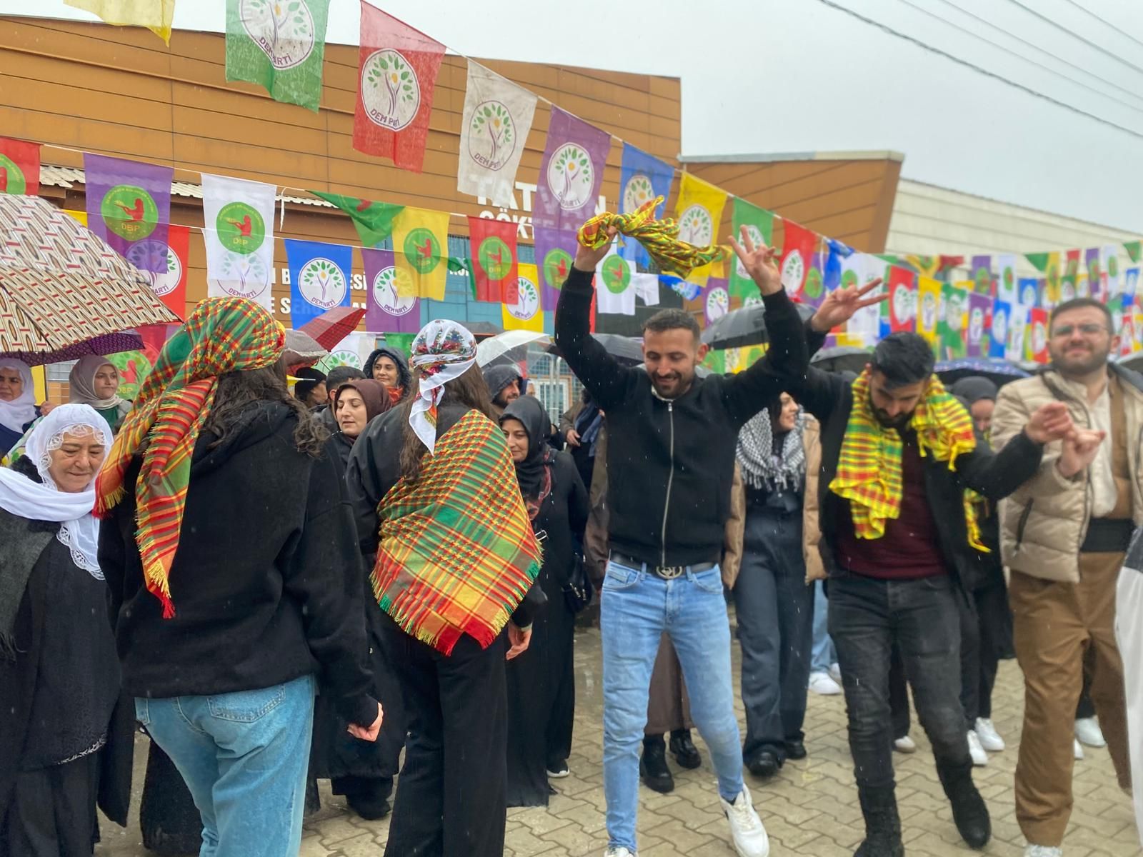 Tevî baranê jî pîrozbahiya Newrozê dest pê kir