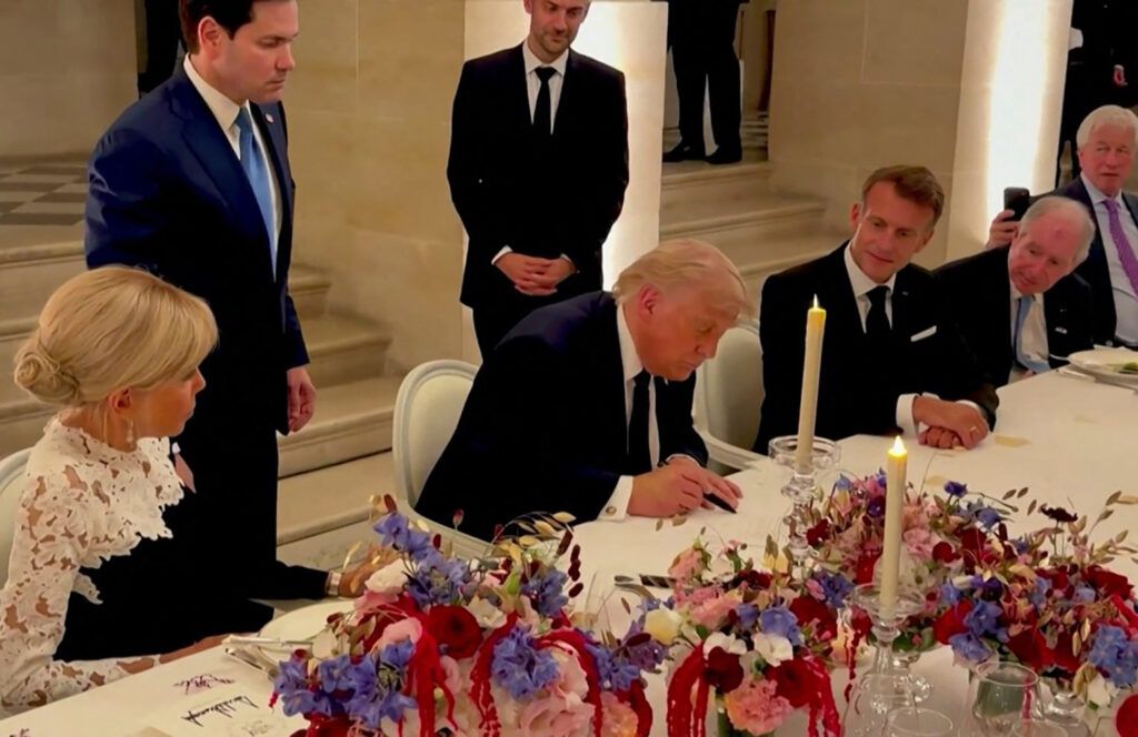 Donald Trump metna lihevkirina bi Îranê re îmze kir
