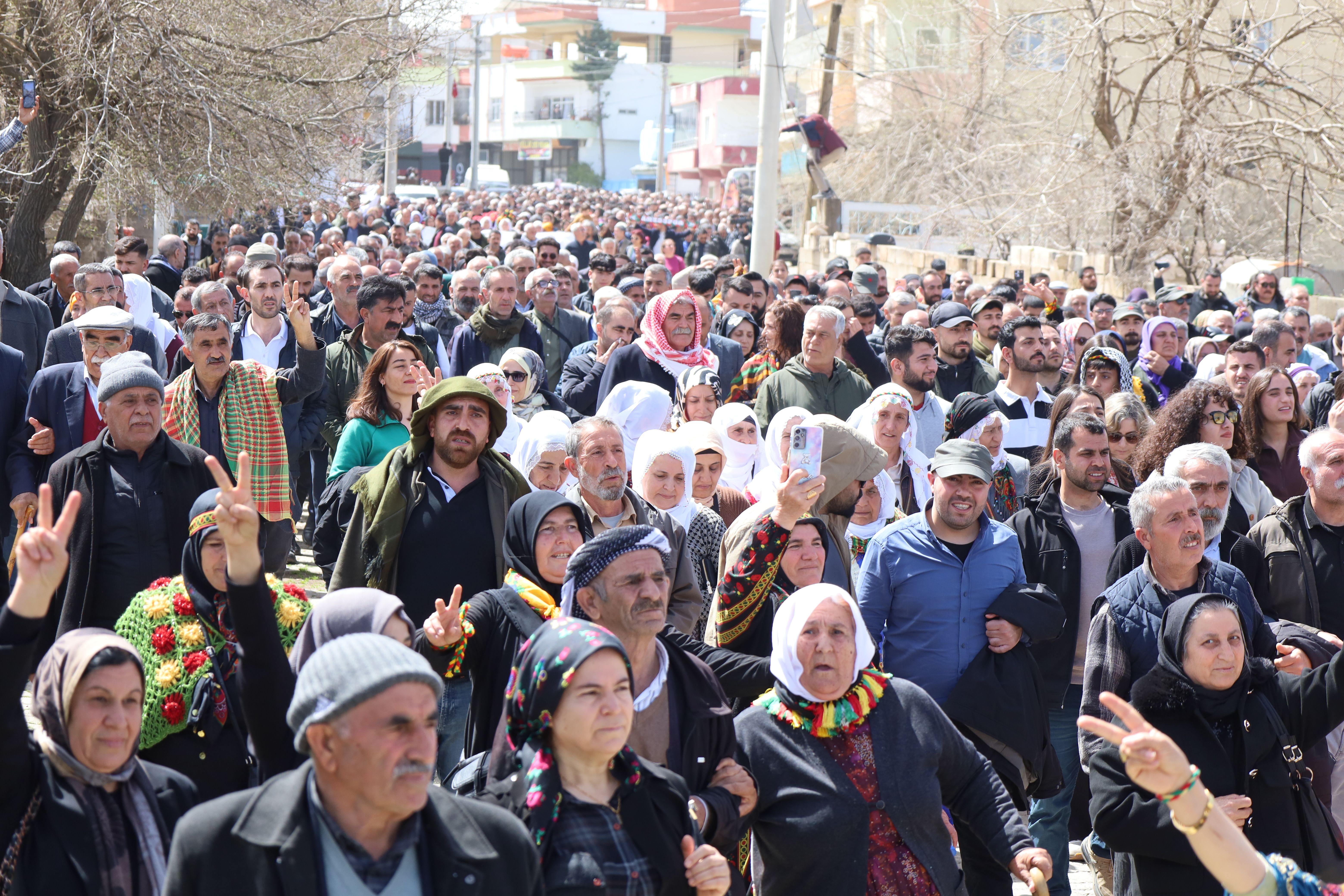 Xelfetî û dewanê der û dorî ra herîkîyayîşê ver bi Amara dewam keno: Bi hezaran herikyeno