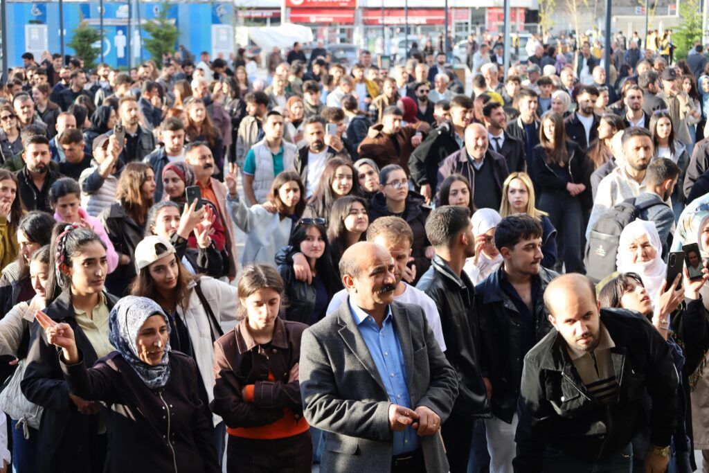 Ciwanên DEM Partiyê: Statuya Rêber Apo xeta sor e 
