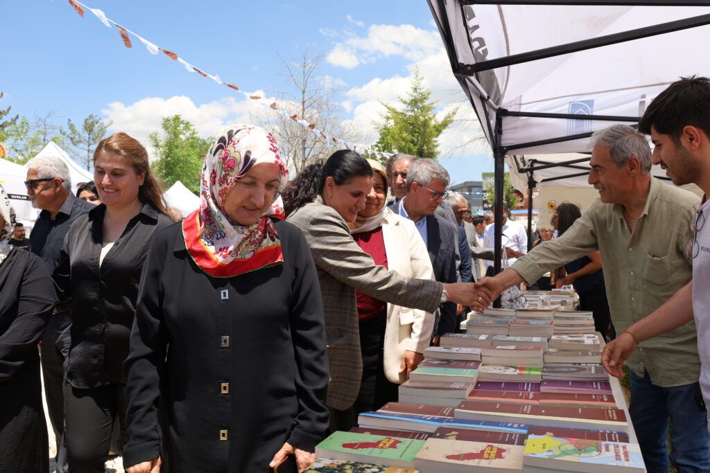 Li Tûşbayê ‘Rojên Wêje û Pirtûkan’ dest pê kir