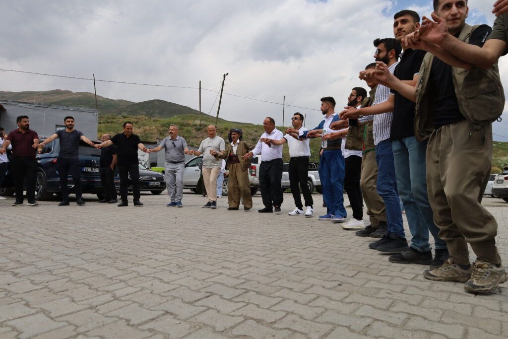 Bi govend û tilîliyan berê xwe dan qada mîtîngê