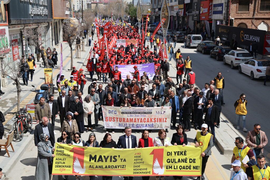 Li Wanê bi hezaran karker ji bo ‘Ked, edalet, wekhevî, aştî û demokrasiyê’ meşiyan