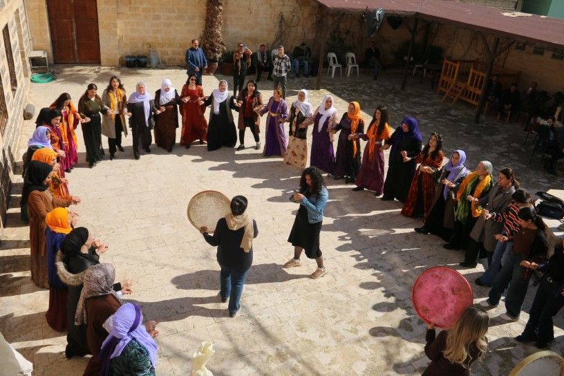 Jin li Wêranşarê meşiyan