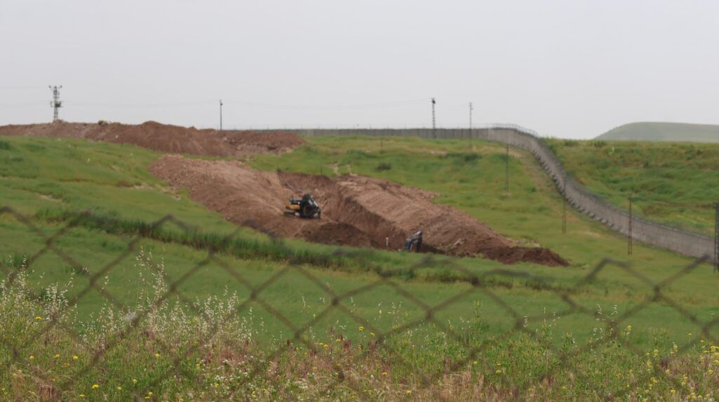 Tirkiye li ser sînorê Rojava xendekê dikole