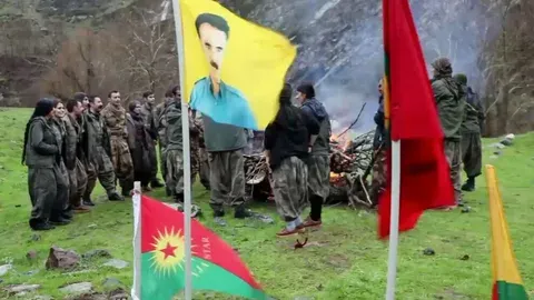 Şervanên YRKê li çiyayên Kurdistanê agirê Newrozê pêxistin