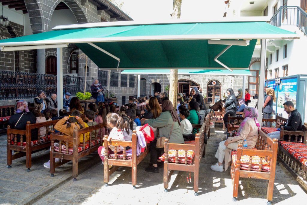 Zarok bûn mêvanê Mala Dengbêjan û li kilaman guhdarî kirin