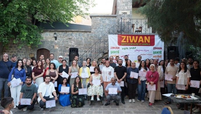 Şaredariya Amedê belge dan şagirtên kurdî, suryankî û ermenkî